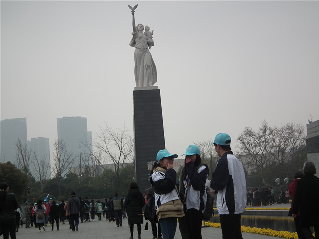 和平广场前享受幸福.JPG 和平广场前享受幸福.JPG